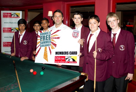 Ronnie_Meets_Wanstead_High_School_Pupils_at_Rileys_Victoria